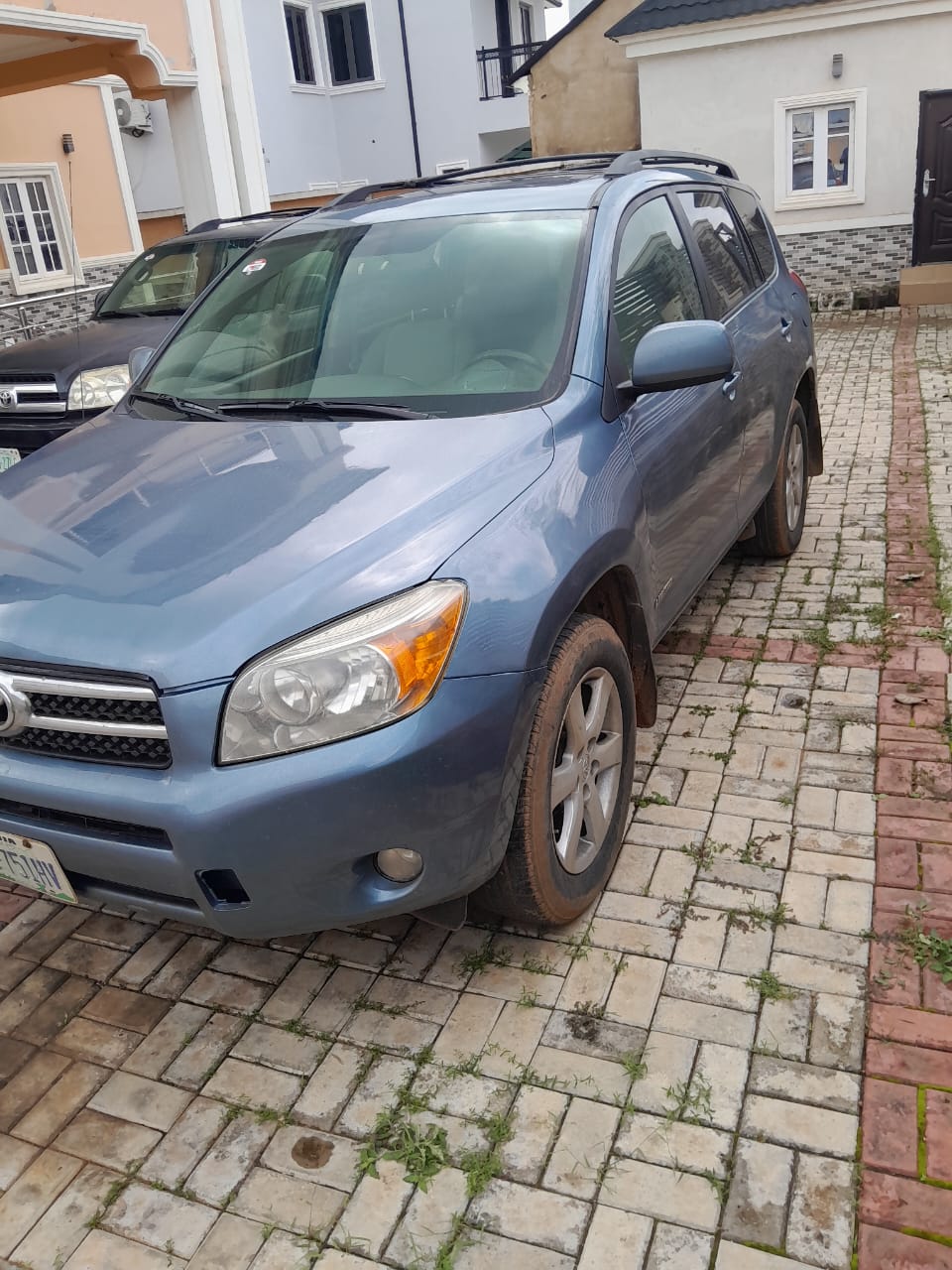 
								Distress sale 2007 Rav4 price 5.8m owner last come with my Sambo full									