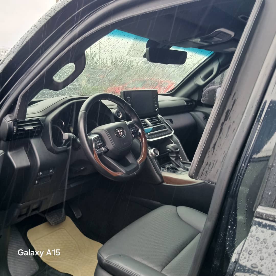 
								Nigerian used 2025 BULLETPROOF Toyota Land Cruiser  📍Pkrice N210m last! Not negotiable. Buy or leave Abuja deal full									