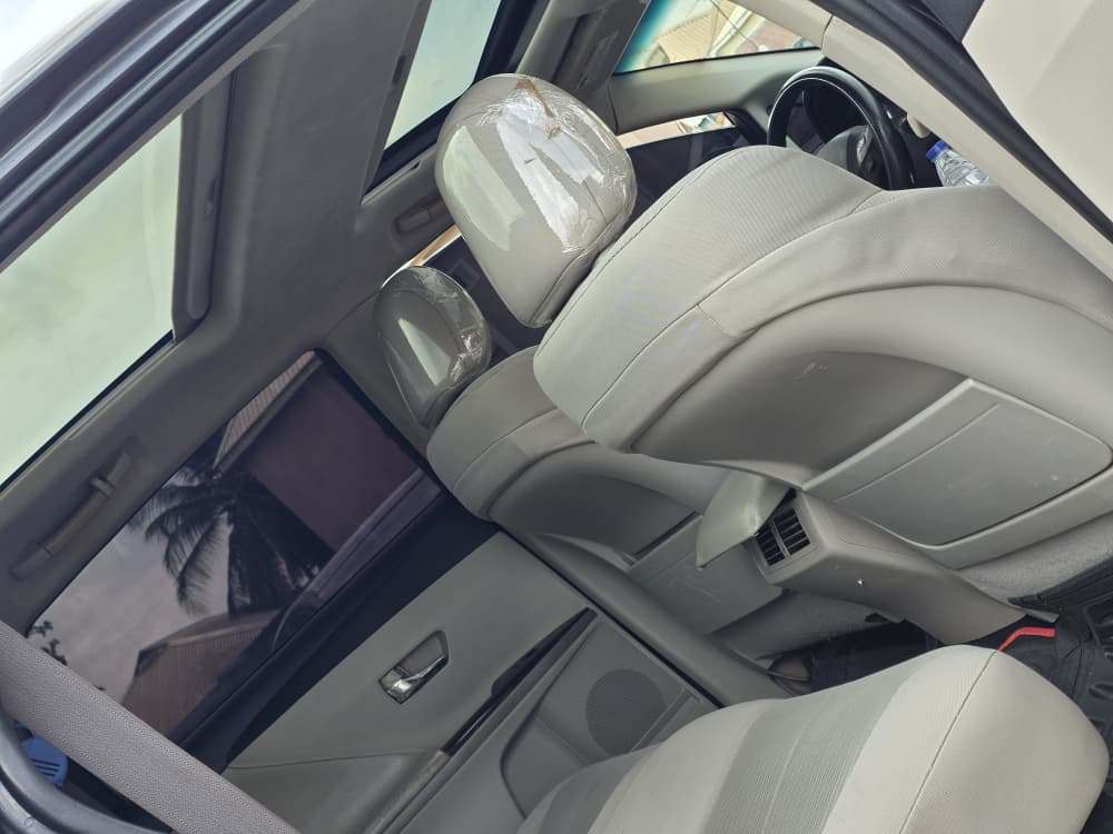 
								FEW MONTHS USED FIRSTBODY 2011 model Toyota Venza V6 engine with untampered engine and gear Ac  Full option With double panoramic roof  👉12m buyer settle 200k location Abacha Road nyanya Abuja deal Car is with me directly full									
