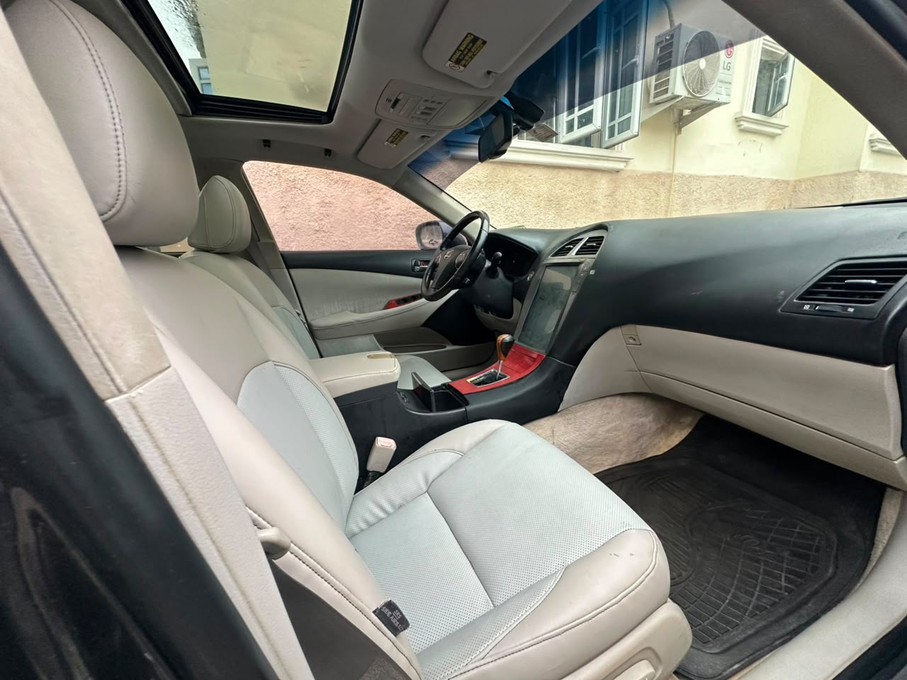 
								Mad Distress alert ⚠️  Mint Lexus ES350 2010 With  Untouched Engine and Gear factory fitted AC Original duty available  Buy and drive absolutely nothing to fix  👉7.5m buyer settle 200k  Location Abuja deal full									