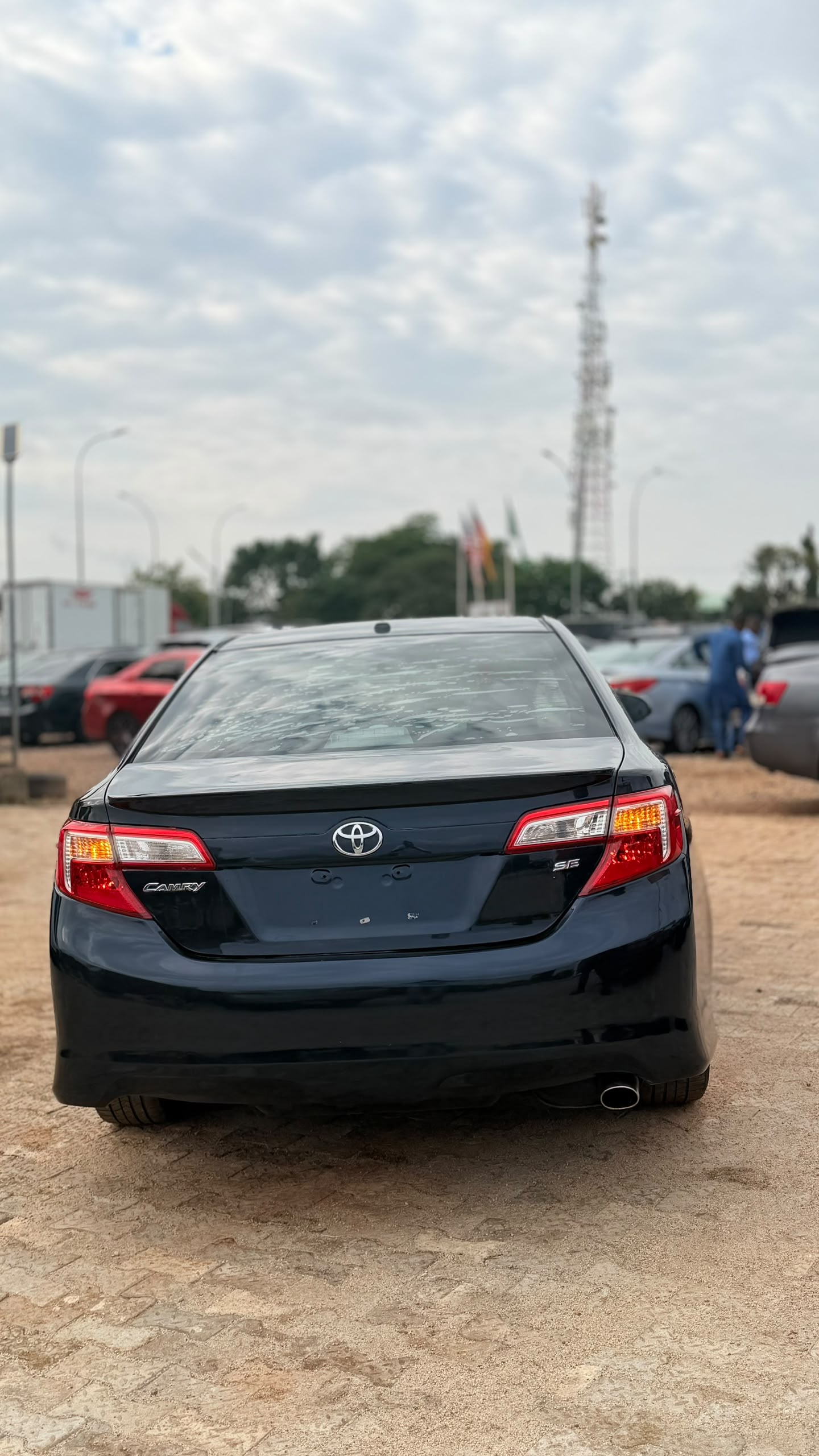 
								FOREIGN USED 2013 TOYOTA CAMRY SE WITH KEY ENTRY V4 ENGINE LEATHER SEATS UNTEMPERED SYSTEM AND VERIFIED DUTY VALID FOR 13.5 MILLION NAIRA ONLY full									