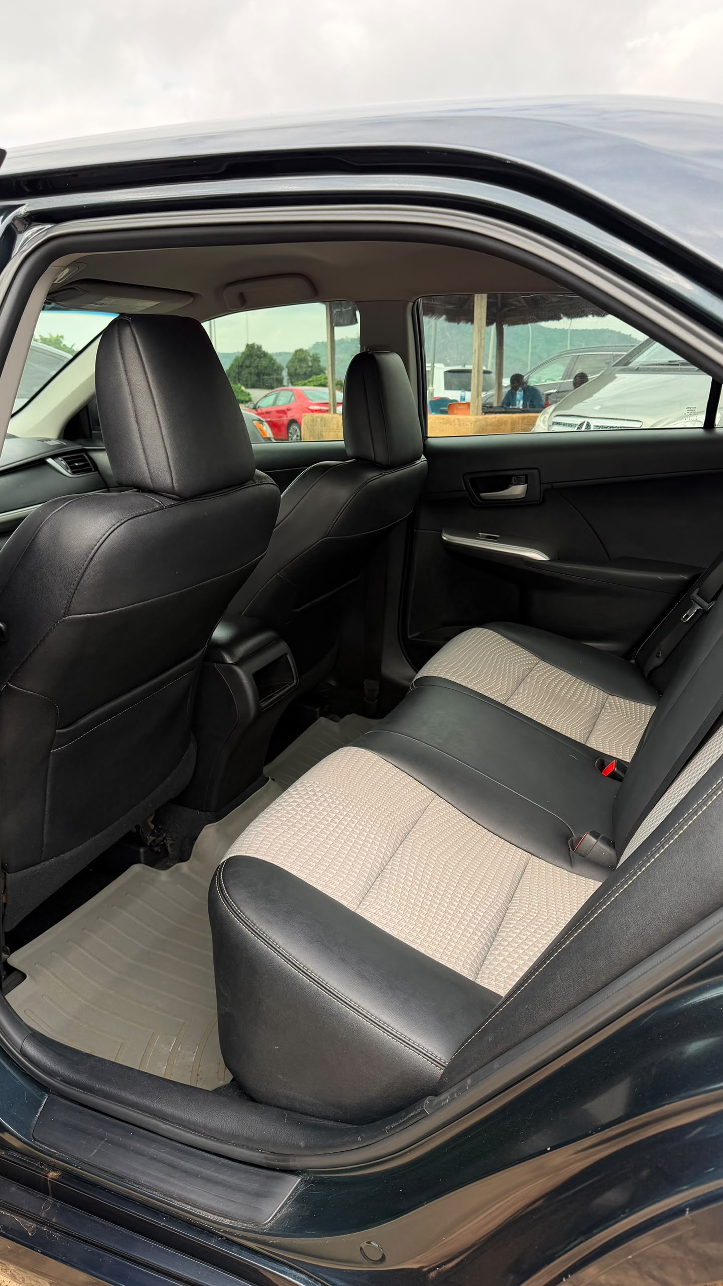 
								FOREIGN USED 2013 TOYOTA CAMRY SE WITH KEY ENTRY V4 ENGINE LEATHER SEATS UNTEMPERED SYSTEM AND VERIFIED DUTY VALID FOR 13.5 MILLION NAIRA ONLY full									
