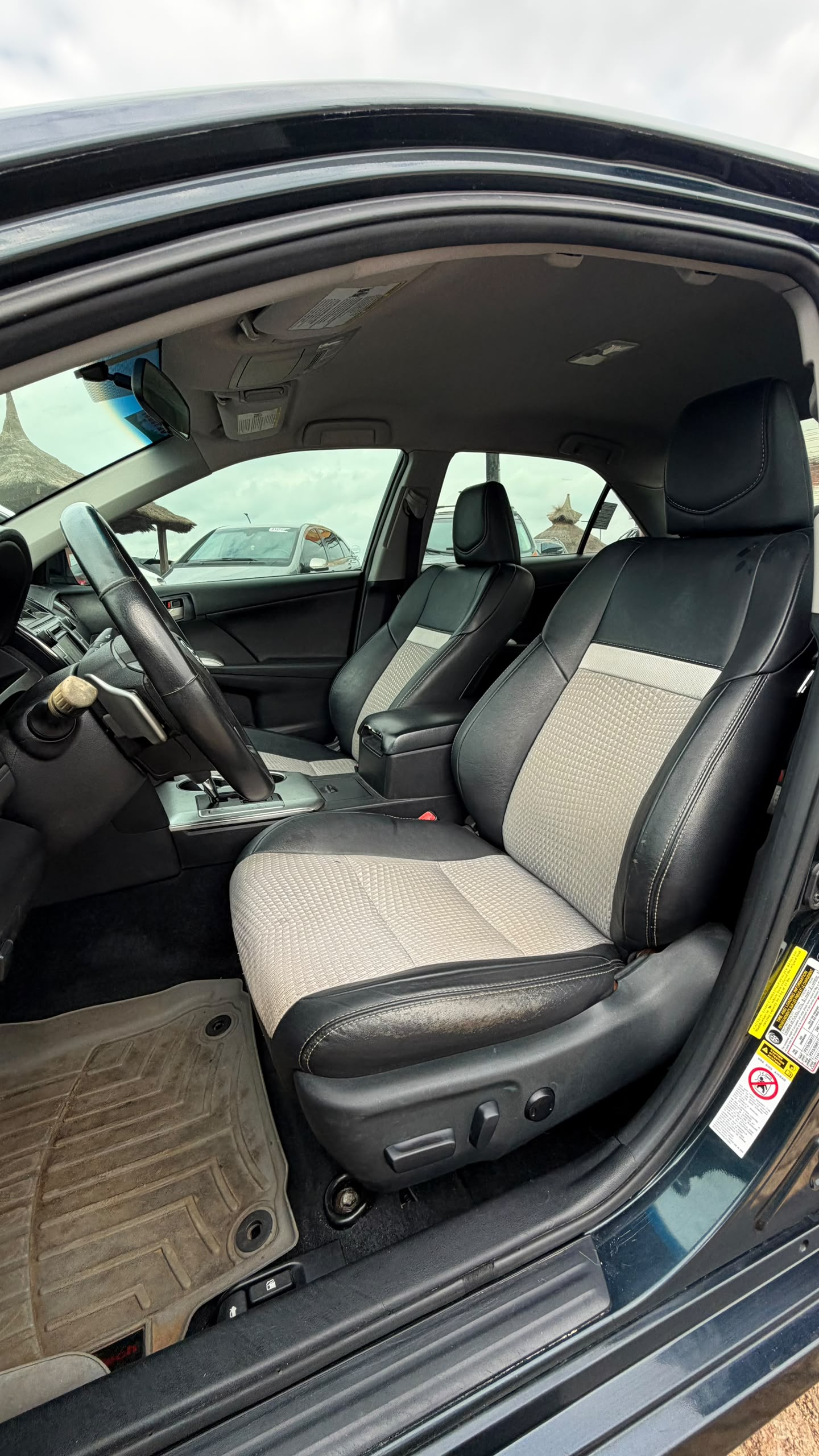 
								FOREIGN USED 2013 TOYOTA CAMRY SE WITH KEY ENTRY V4 ENGINE LEATHER SEATS UNTEMPERED SYSTEM AND VERIFIED DUTY VALID FOR 13.5 MILLION NAIRA ONLY full									