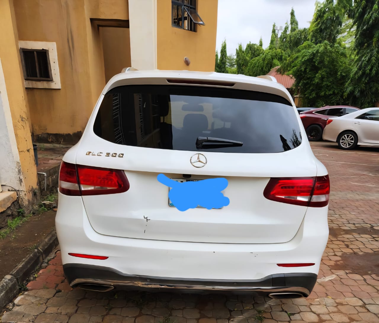 
								Distress sale 2018  GLC300 price 18m owner last come with my Sambo full									
