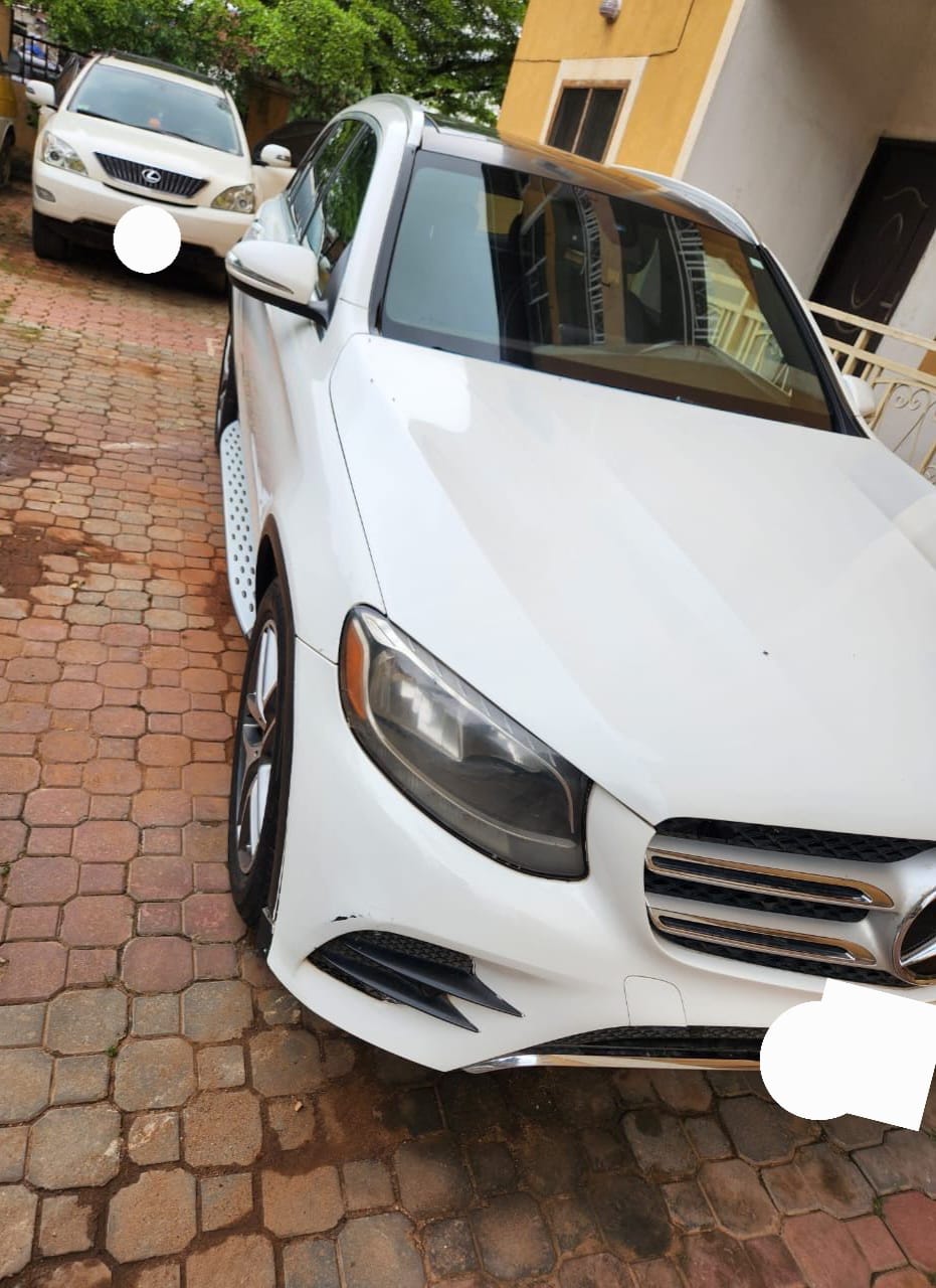 
								Distress sale 2018  GLC300 price 18m owner last come with my Sambo full									