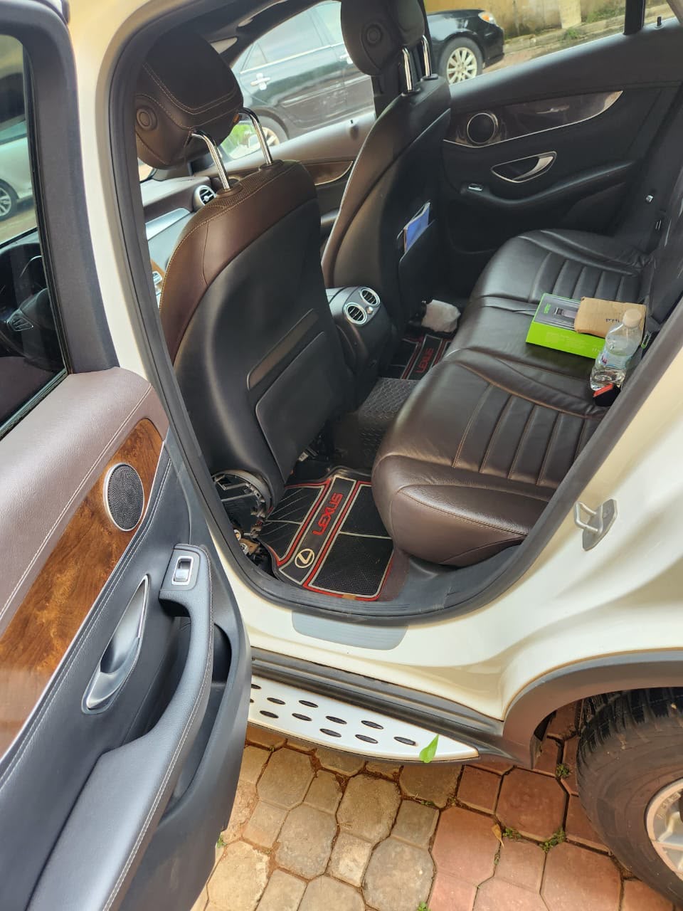 
								Distress sale 2018  GLC300 price 18m owner last come with my Sambo full									