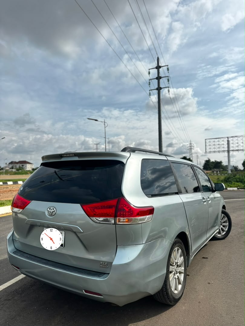 
								Giveaway Deal‼️‼️‼️ Carefully Used V6 2012/13 Toyota Sienna XLE (Reverse Cam, Sunroof & Back Ac Vent) car is in pristine condition Ac chilling with duty going for just 9.2m Last add sambo with me Lugbe Abuja📍 ZERO CHAIN DEAL full									