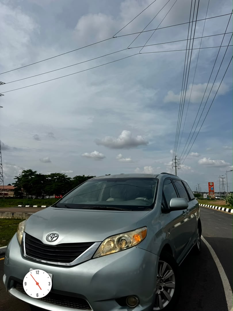 
								Giveaway Deal‼️‼️‼️ Carefully Used V6 2012/13 Toyota Sienna XLE (Reverse Cam, Sunroof & Back Ac Vent) car is in pristine condition Ac chilling with duty going for just 9.2m Last add sambo with me Lugbe Abuja📍 ZERO CHAIN DEAL full									
