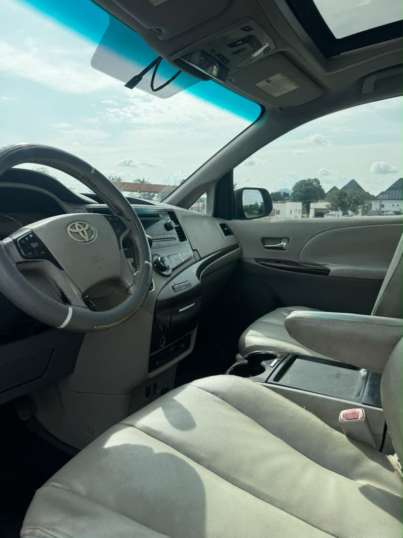 
								Giveaway Deal‼️‼️‼️ Carefully Used V6 2012/13 Toyota Sienna XLE (Reverse Cam, Sunroof & Back Ac Vent) car is in pristine condition Ac chilling with duty going for just 9.2m Last add sambo with me Lugbe Abuja📍 ZERO CHAIN DEAL full									