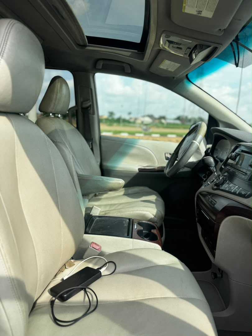 
								Giveaway Deal‼️‼️‼️ Carefully Used V6 2012/13 Toyota Sienna XLE (Reverse Cam, Sunroof & Back Ac Vent) car is in pristine condition Ac chilling with duty going for just 9.2m Last add sambo with me Lugbe Abuja📍 ZERO CHAIN DEAL full									