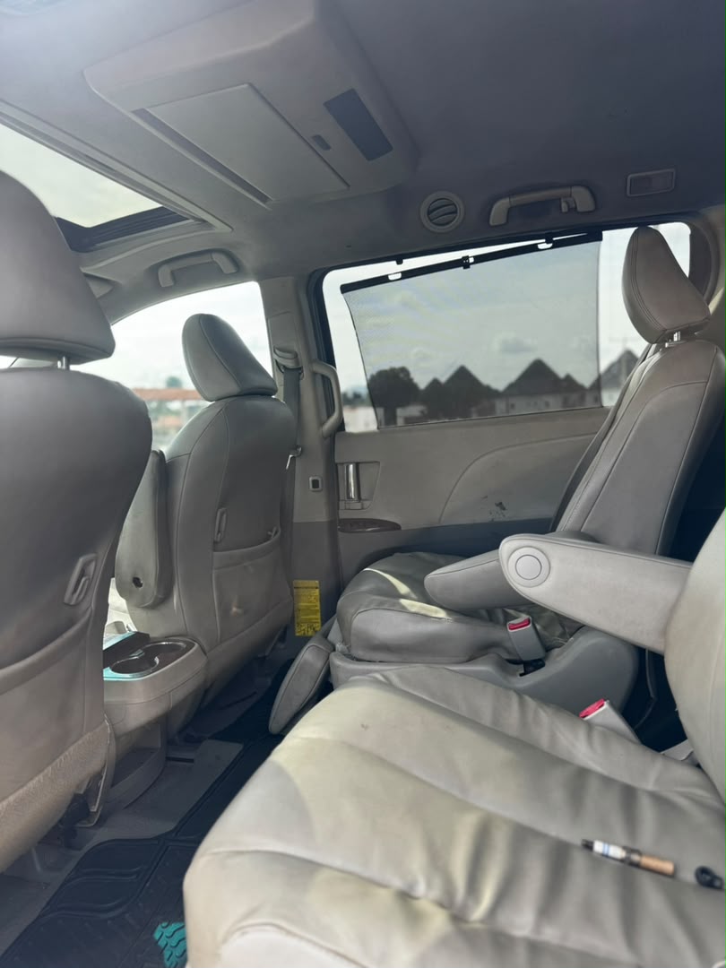 
								Giveaway Deal‼️‼️‼️ Carefully Used V6 2012/13 Toyota Sienna XLE (Reverse Cam, Sunroof & Back Ac Vent) car is in pristine condition Ac chilling with duty going for just 9.2m Last add sambo with me Lugbe Abuja📍 ZERO CHAIN DEAL full									