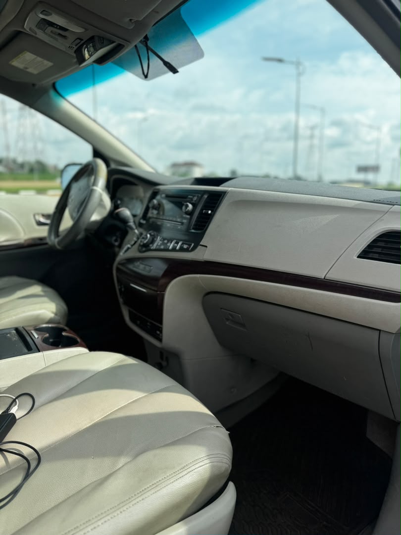 
								Giveaway Deal‼️‼️‼️ Carefully Used V6 2012/13 Toyota Sienna XLE (Reverse Cam, Sunroof & Back Ac Vent) car is in pristine condition Ac chilling with duty going for just 9.2m Last add sambo with me Lugbe Abuja📍 ZERO CHAIN DEAL full									