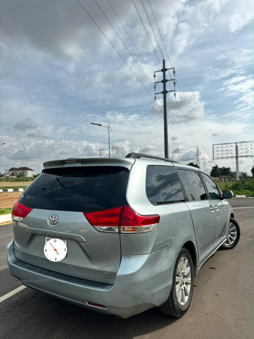 
								Giveaway Deal‼️‼️‼️ Carefully Used V6 2012/13 Toyota Sienna XLE (Reverse Cam, Sunroof & Back Ac Vent) car is in pristine condition Ac chilling with duty going for just 9.2m Last add sambo with me Lugbe Abuja📍 ZERO CHAIN DEAL full									