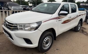 Very clean Toyota Hilux 2018 Manual is available price 38 million