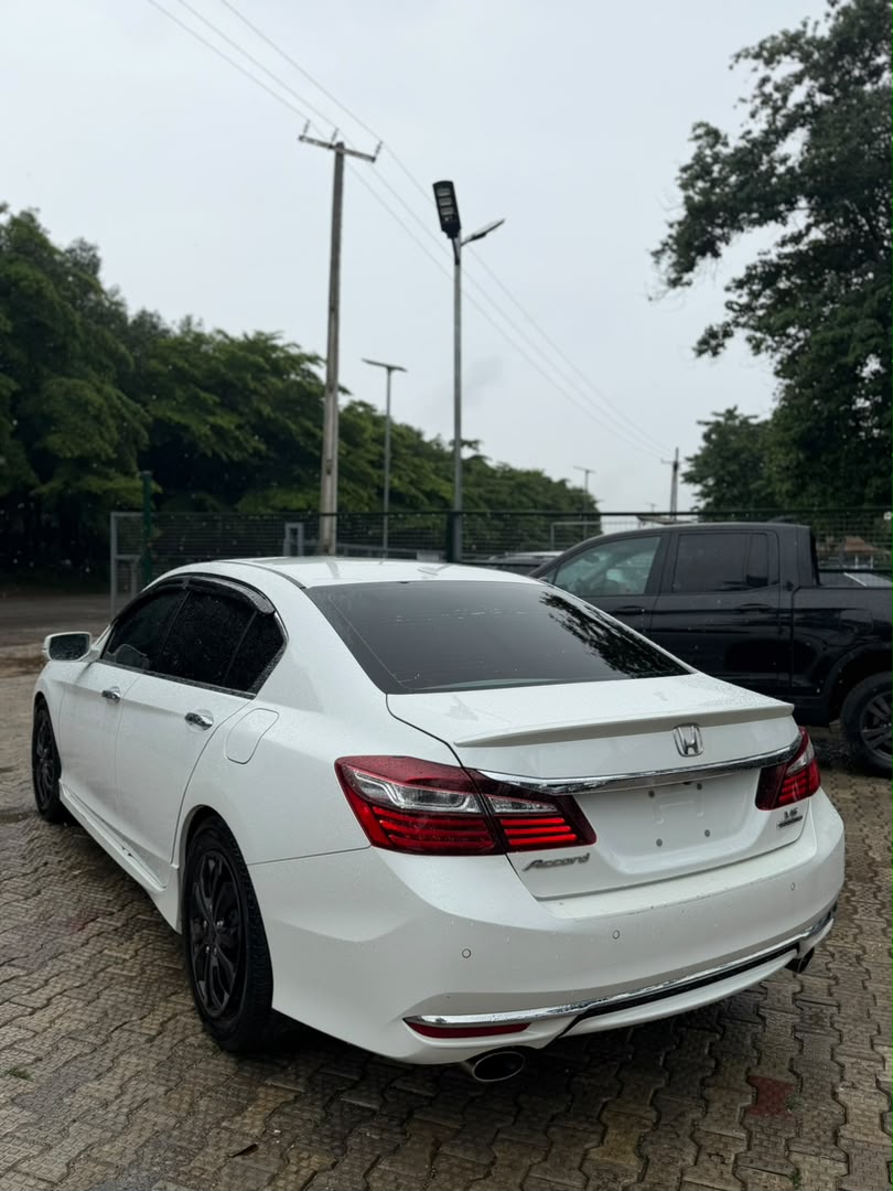 
								Foreign used 2016 Honda Accord V6 touring keyless sunroof wireless charger July 2026 duty  🏷️20M Gwarinpa full									