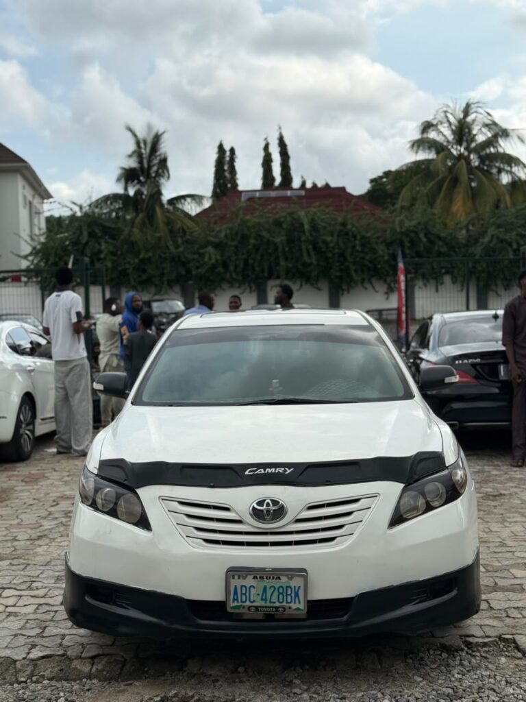 NEATLY USED TOYOTA Camry 2006   roof, Buy and drive, Nothing to fix, everything working perfectly.   Buy and drive.   💰 6.8 M 📍Abuja  🚨 Hurry before SOLD!