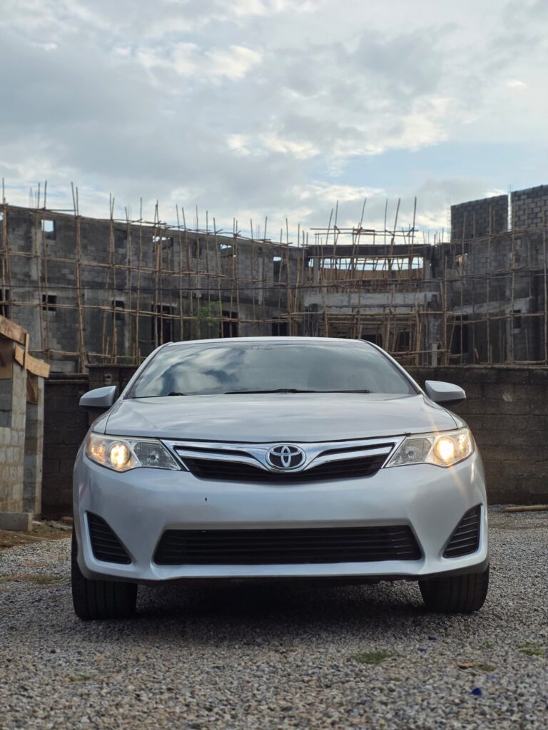 Mad Distress alert ⚠️ 📢 Foreign used Toyota Camry le 2013 model with original custom Duty firstbody untampered engine and gear Ac Factory fitted buy and drive absolutely nothing to fix  👉12.5m buyer settle 200k location Abuja deal