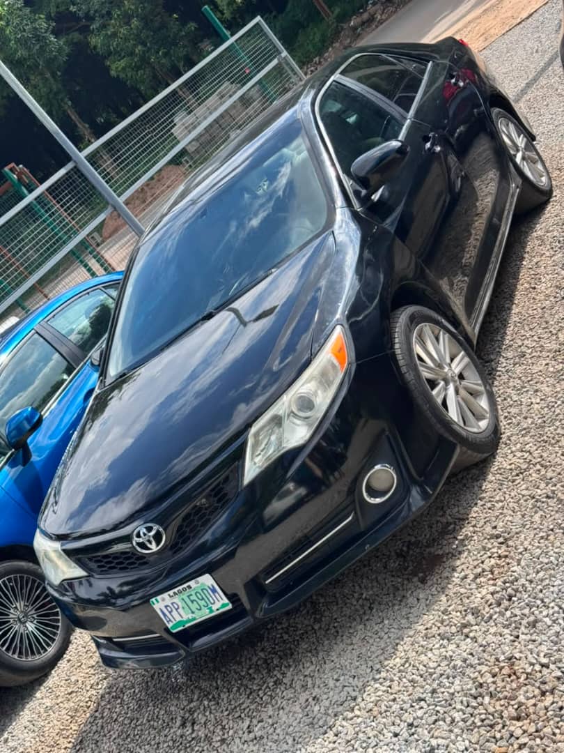 
								Sharp Toyota Camry 2014. XLE with open roof and back Ac vent is available for  9.8million Abuja full									