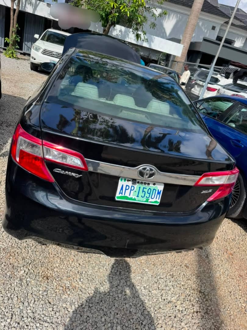 
								Sharp Toyota Camry 2014. XLE with open roof and back Ac vent is available for  9.8million Abuja full									