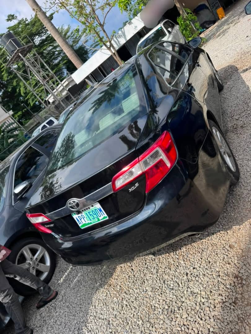 
								Sharp Toyota Camry 2014. XLE with open roof and back Ac vent is available for  9.8million Abuja full									