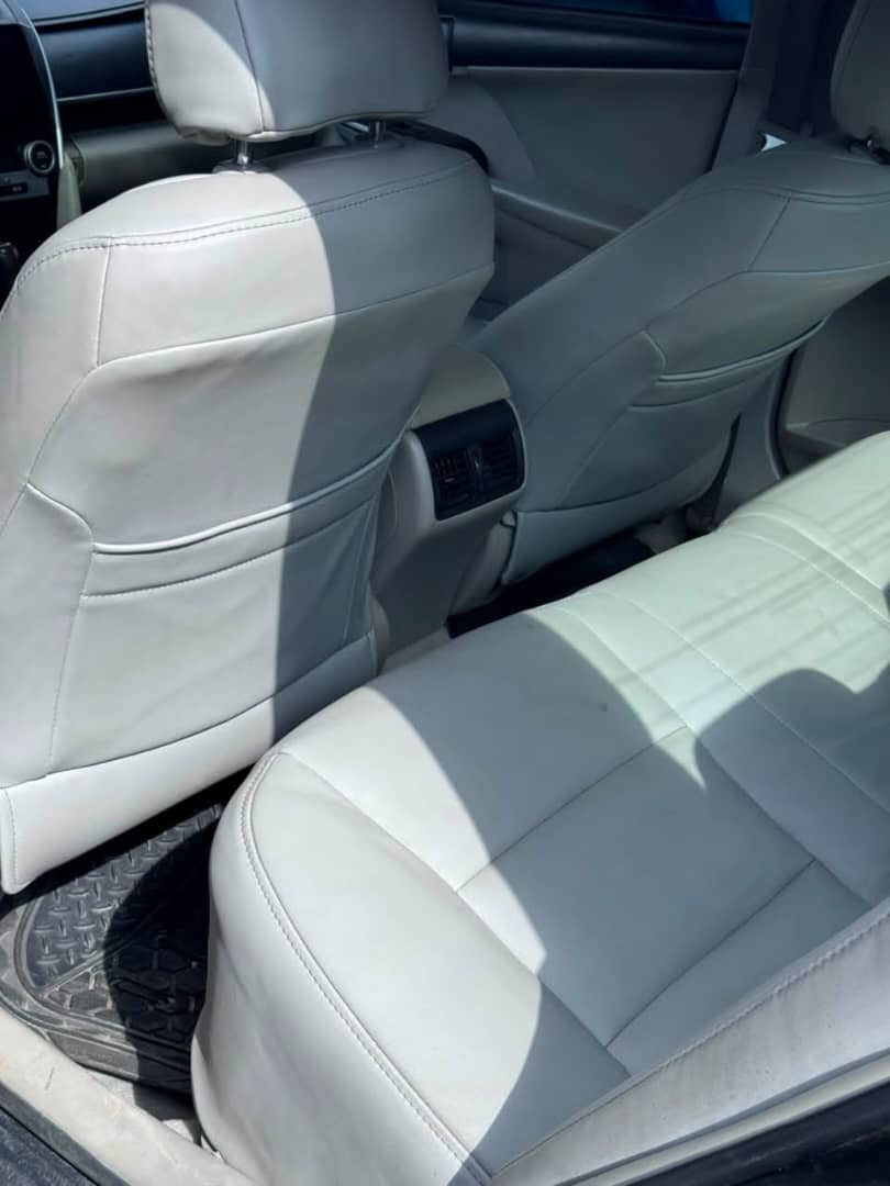 
								Sharp Toyota Camry 2014. XLE with open roof and back Ac vent is available for  9.8million Abuja full									