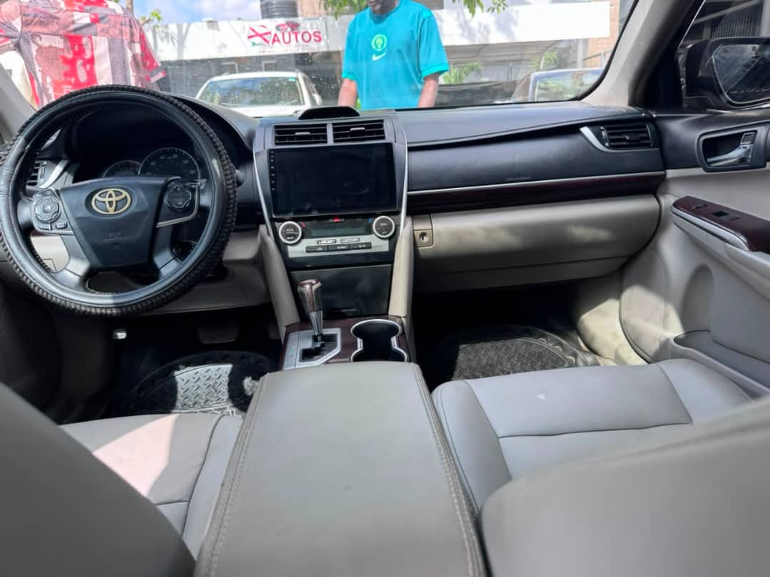 
								Sharp Toyota Camry 2014. XLE with open roof and back Ac vent is available for  9.8million Abuja full									