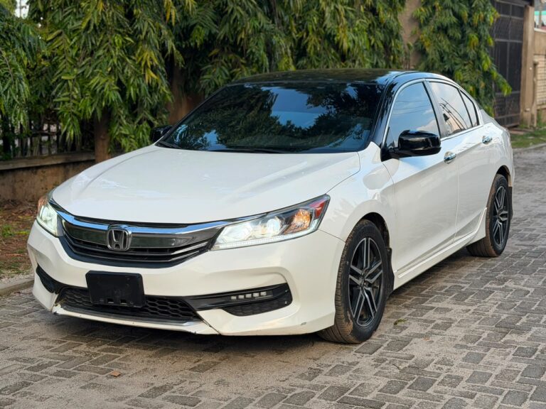 Quick Sale ‼️   ✨Extremely clean used 2016 Honda accord nothing to fix  Fullest Option Sunroof 💢 Keyless Entry  Price 9m only  Location 📍 Abuja deal 🤝 Games village Estate @ owner house 🏡 car with me