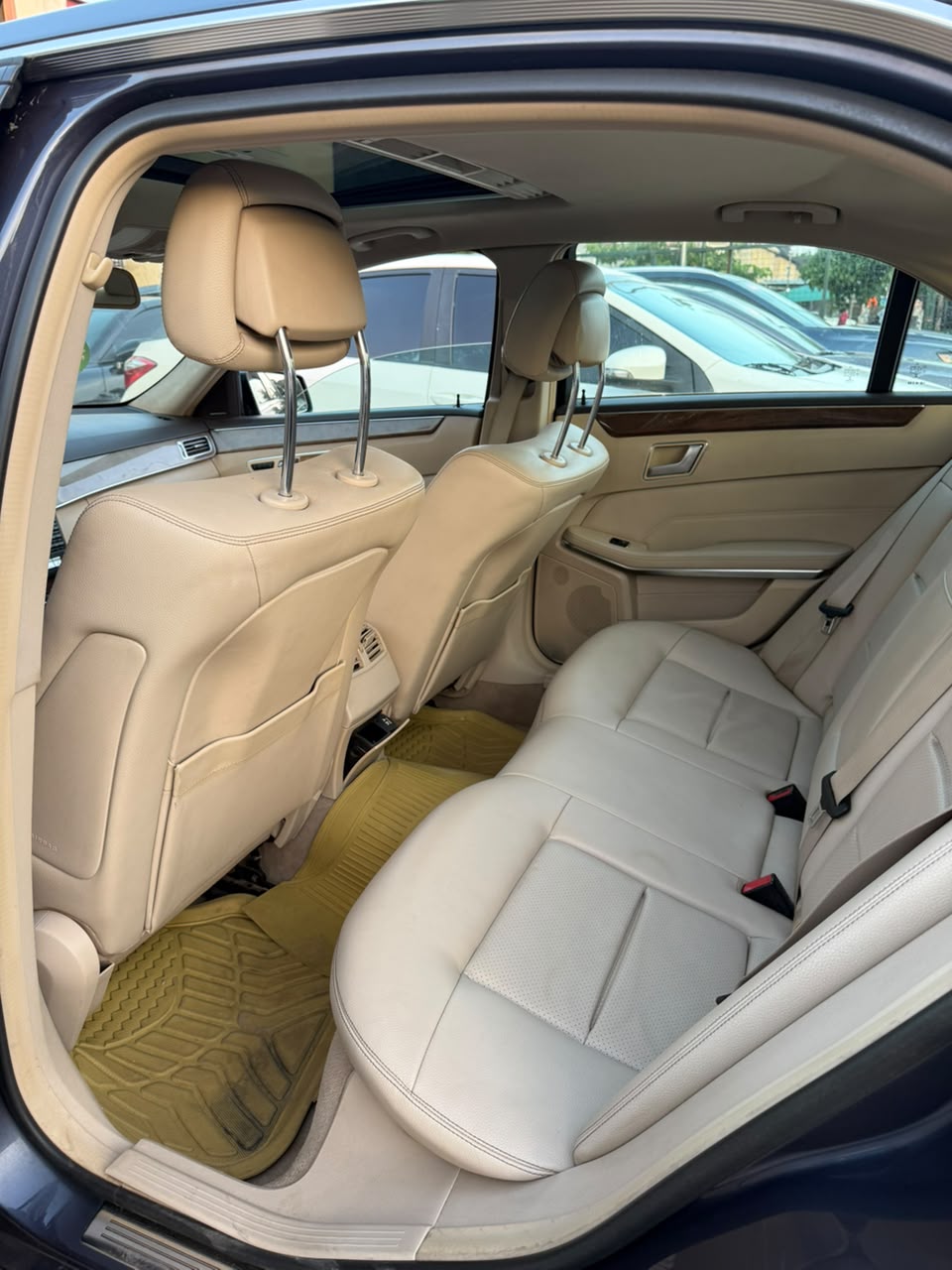 
								NIGERIANUSED MERCEDES BENZ E350 2014 .    Sunroof, Buy and drive, Nothing to fix, everything working perfectly.   Buy and drive.   💰 14 M 📍Abuja  🚨 Hurry before SOLD! full									