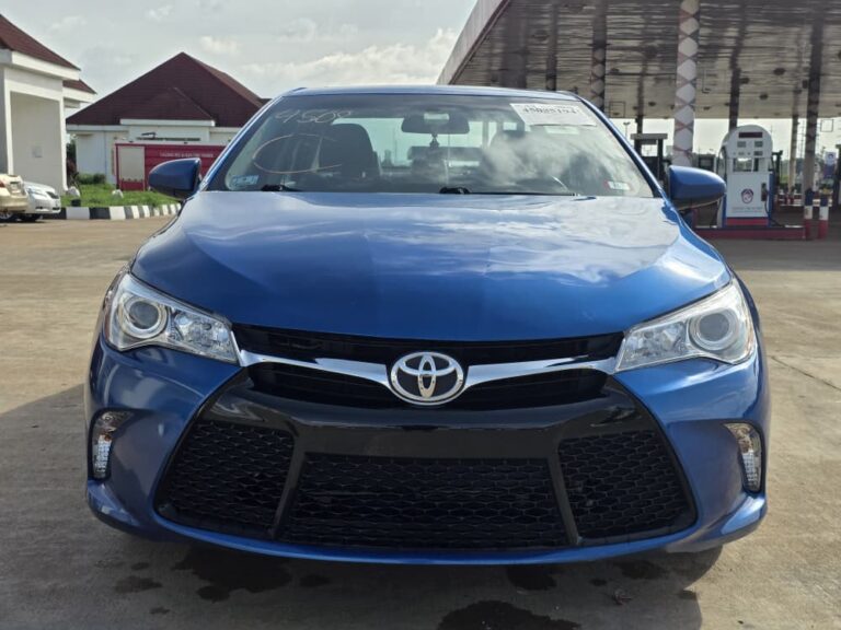 Good Deal: Extremely clean First body foreign used 2016 Toyota Camry SE Special Edition with Wireless charger, keyless, Bsm & Sunroof. going for just 16,000,000