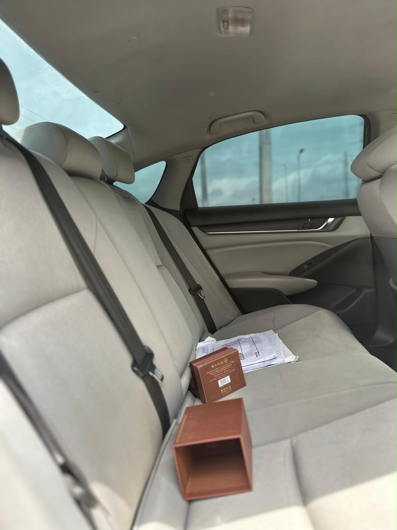 
								Giveaway Deal‼️‼️‼️ (92k Mileage) Grade A (Carefully Used) 2018 Honda Accord (Touring) car is in pristine condition (Nothing To Fix) Fullest Option (Keyless Back Ac Vent & Sunroof) with duty going for just 16.2m LAST with sambo with me Lugbe Abuja📍  ZERO CHAIN DEAL full									