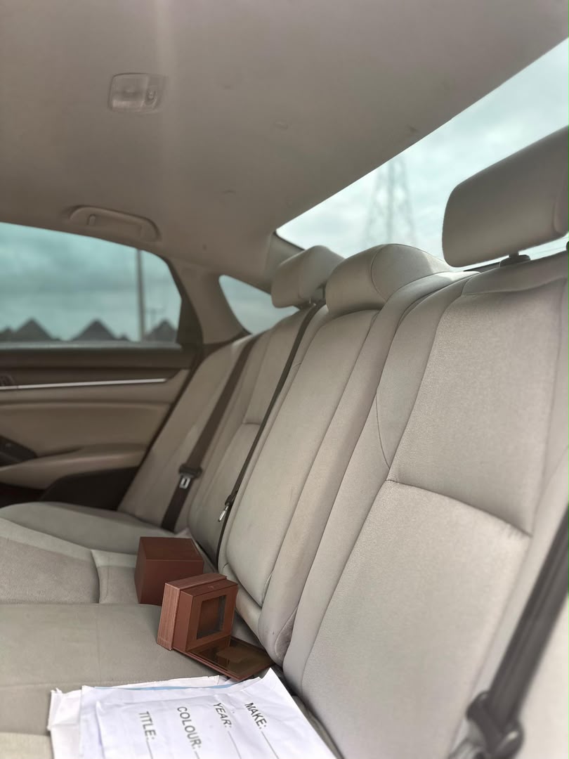 
								Giveaway Deal‼️‼️‼️ (92k Mileage) Grade A (Carefully Used) 2018 Honda Accord (Touring) car is in pristine condition (Nothing To Fix) Fullest Option (Keyless Back Ac Vent & Sunroof) with duty going for just 16.2m LAST with sambo with me Lugbe Abuja📍  ZERO CHAIN DEAL full									