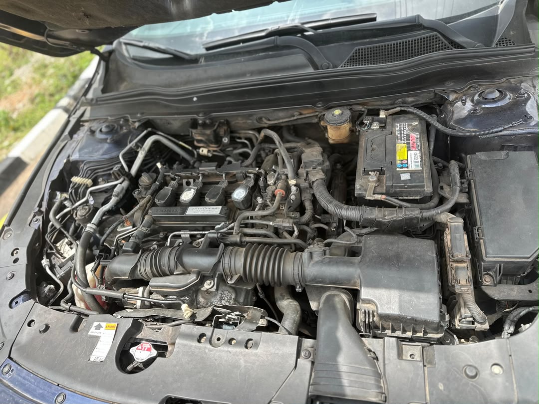 
								Giveaway Deal‼️‼️‼️ (92k Mileage) Grade A (Carefully Used) 2018 Honda Accord (Touring) car is in pristine condition (Nothing To Fix) Fullest Option (Keyless Back Ac Vent & Sunroof) with duty going for just 16.2m LAST with sambo with me Lugbe Abuja📍  ZERO CHAIN DEAL full									