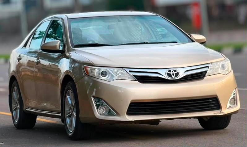 
								NEATLY USED 2013 TOYOTA CAMRY XLE V4 BACK VENT KEYLESS ENTRY UNTAMPERED SYSTEM PROPERLY DOCUMENTED GOING FOR 9.8M ABUJA DEAL full									