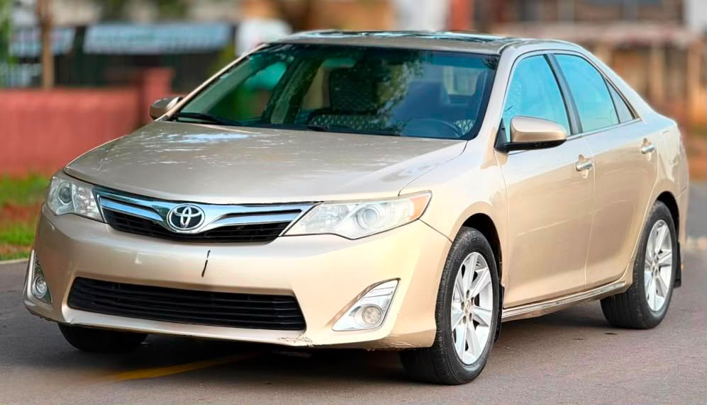 
								NEATLY USED 2013 TOYOTA CAMRY XLE V4 BACK VENT KEYLESS ENTRY UNTAMPERED SYSTEM PROPERLY DOCUMENTED GOING FOR 9.8M ABUJA DEAL full									