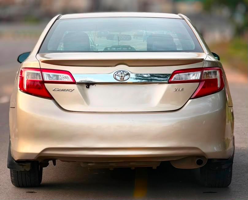 
								NEATLY USED 2013 TOYOTA CAMRY XLE V4 BACK VENT KEYLESS ENTRY UNTAMPERED SYSTEM PROPERLY DOCUMENTED GOING FOR 9.8M ABUJA DEAL full									