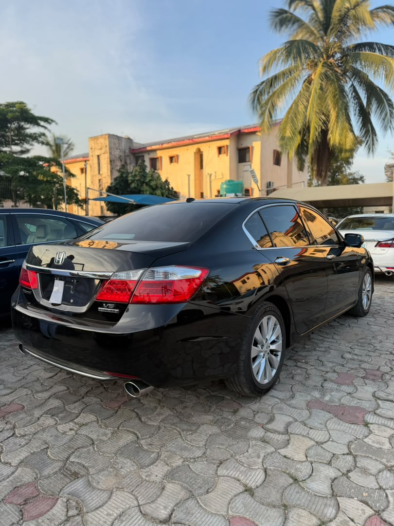 
								CLEAN FOREIGN USED 2016 HONDA ACCORD V6 TOURING  PRICE: 15.5M full									