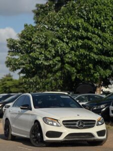 Very Distress Alert 🚨   New Arrival🔖 Foreign used Mercedes Benz C400 2017 model, fullest Option. Keyless entry and panoramic! White on red Interior. 🅿️ 27.5M Only   📍ABUJA