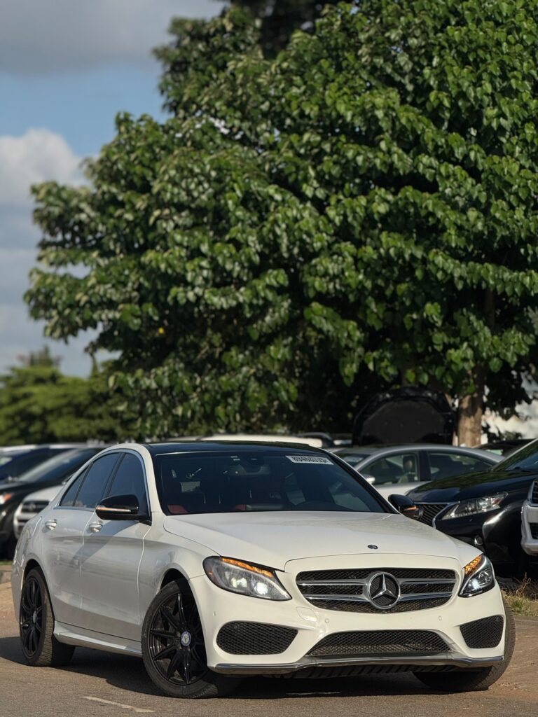 Very Distress Alert 🚨   New Arrival🔖 Foreign used Mercedes Benz C400 2017 model, fullest Option. Keyless entry and panoramic! White on red Interior. 🅿️ 27.5M Only   📍ABUJA