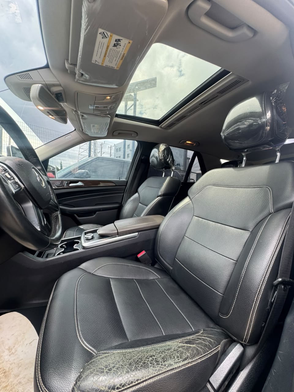 
								First body 2014 ML 350   With Untampered engine and gear  Ac chilling  Only issue is new car battery  Black interior  Going for 15m  Abuja full									