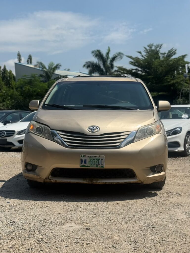 Distress Sell Extremely Clean Used Toyota Sienna 2010 for just 11.5m Abuja
