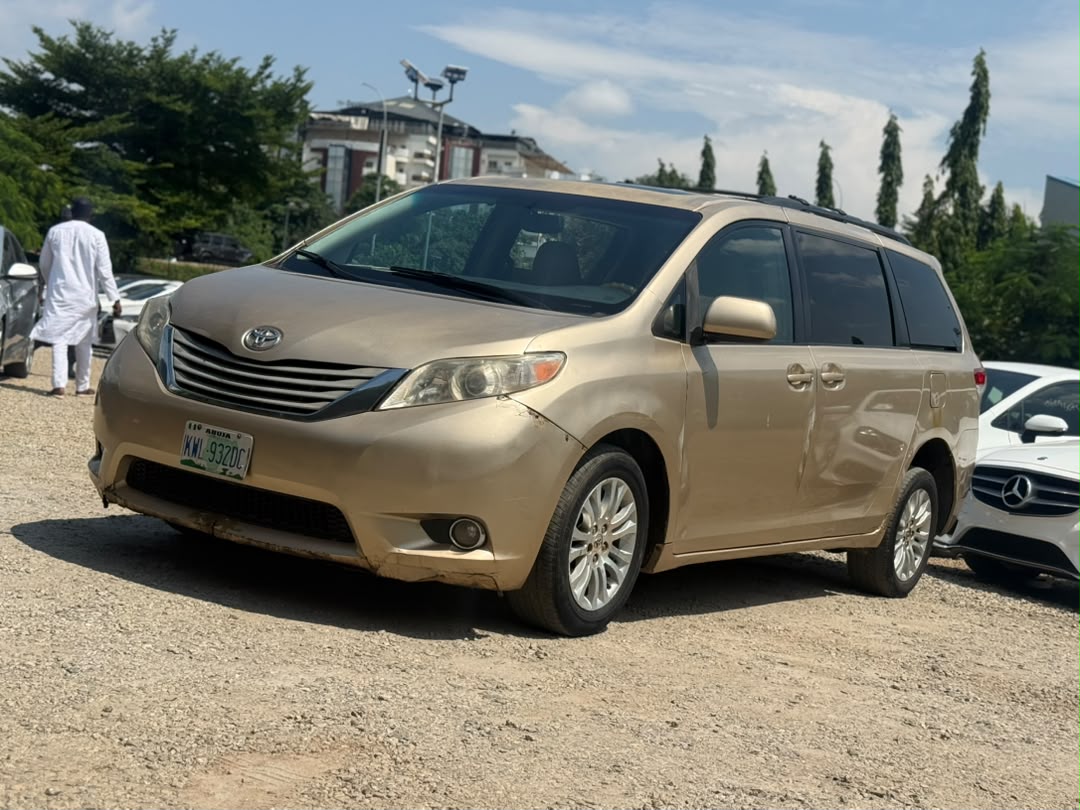 
								Distress Sell Extremely Clean Used Toyota Sienna 2010 for just 11.5m Abuja full									