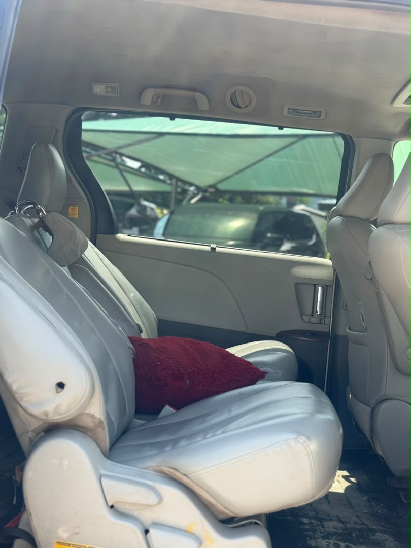 
								Distress Sell Extremely Clean Used Toyota Sienna 2010 for just 11.5m Abuja full									