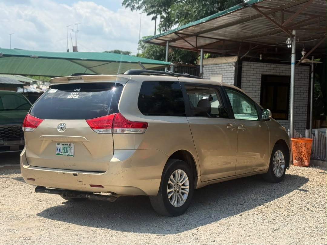 
								Distress Sell Extremely Clean Used Toyota Sienna 2010 for just 11.5m Abuja full									