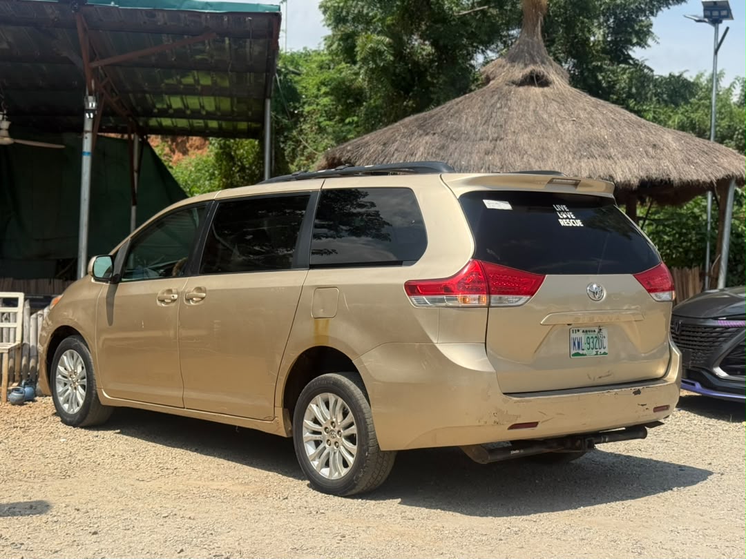 
								Distress Sell Extremely Clean Used Toyota Sienna 2010 for just 11.5m Abuja full									