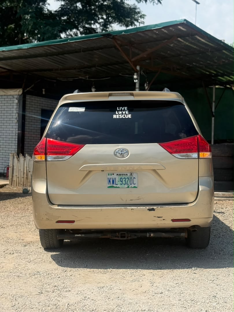 
								Distress Sell Extremely Clean Used Toyota Sienna 2010 for just 11.5m Abuja full									