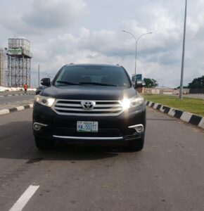 2010 uplifted to 2013  Toyota Highlander  Pure first body  First Grade  Untampered engine with extremely neat interior and engine room   Selling for ₦8,500,000. with me in Kubwa.