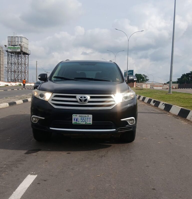 2010 uplifted to 2013  Toyota Highlander  Pure first body  First Grade  Untampered engine with extremely neat interior and engine room   Selling for ₦8,500,000. with me in Kubwa.