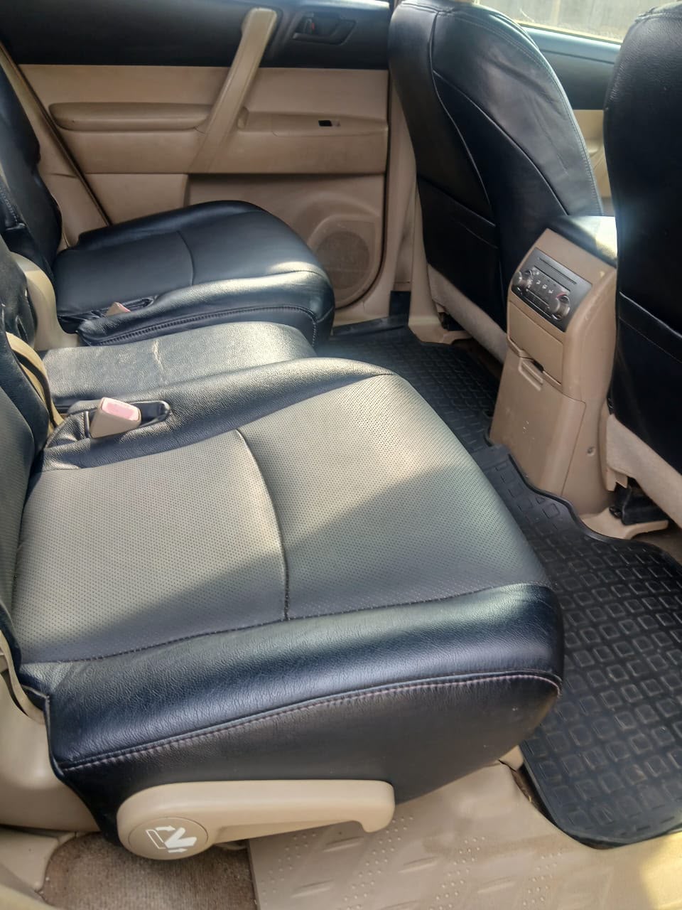
								2010 uplifted to 2013  Toyota Highlander  Pure first body  First Grade  Untampered engine with extremely neat interior and engine room   Selling for ₦8,500,000. with me in Kubwa. full									