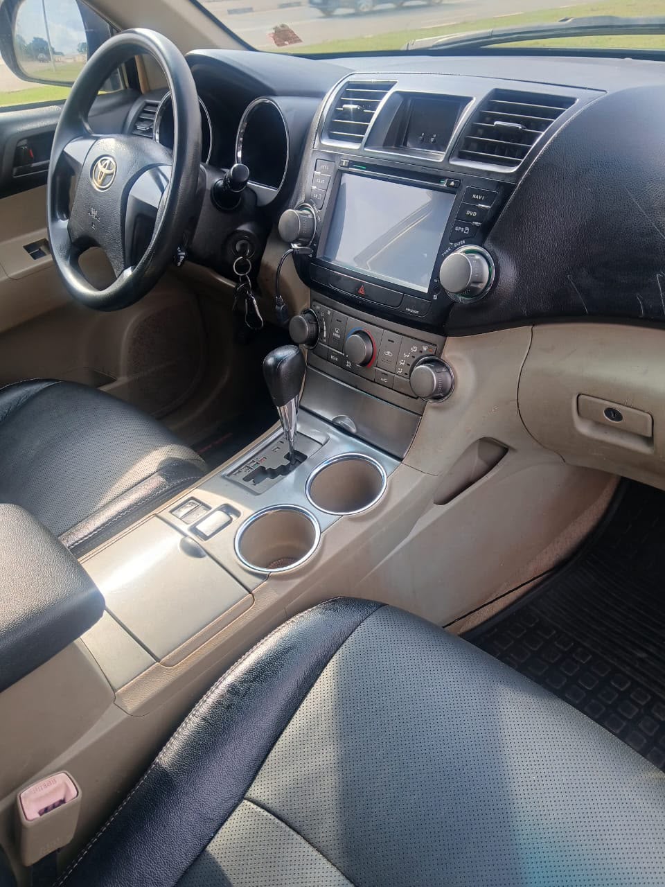 
								2010 uplifted to 2013  Toyota Highlander  Pure first body  First Grade  Untampered engine with extremely neat interior and engine room   Selling for ₦8,500,000. with me in Kubwa. full									