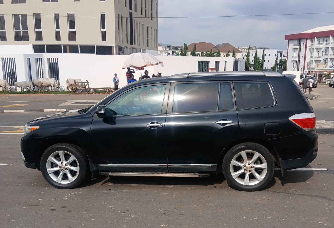 
								2010 uplifted to 2013  Toyota Highlander  Pure first body  First Grade  Untampered engine with extremely neat interior and engine room   Selling for ₦8,500,000. with me in Kubwa. full									